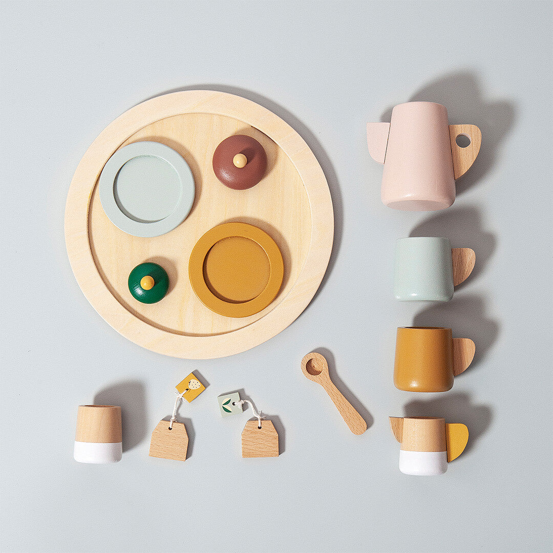 Overzicht van de losse onderdelen van het Petit Monkey houten theeservies, waaronder theepot, kopjes, dienblad en theezakjes.