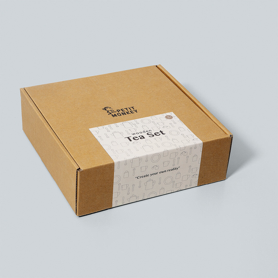 De bruine kartonnen verpakking van het Petit Monkey houten theeservies met een wit label.