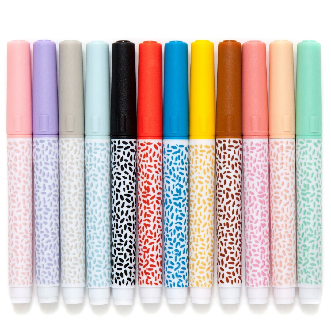 Twaalf Petit Monkey viltstiften in verschillende kleuren met een abstract spikkelpatroon.