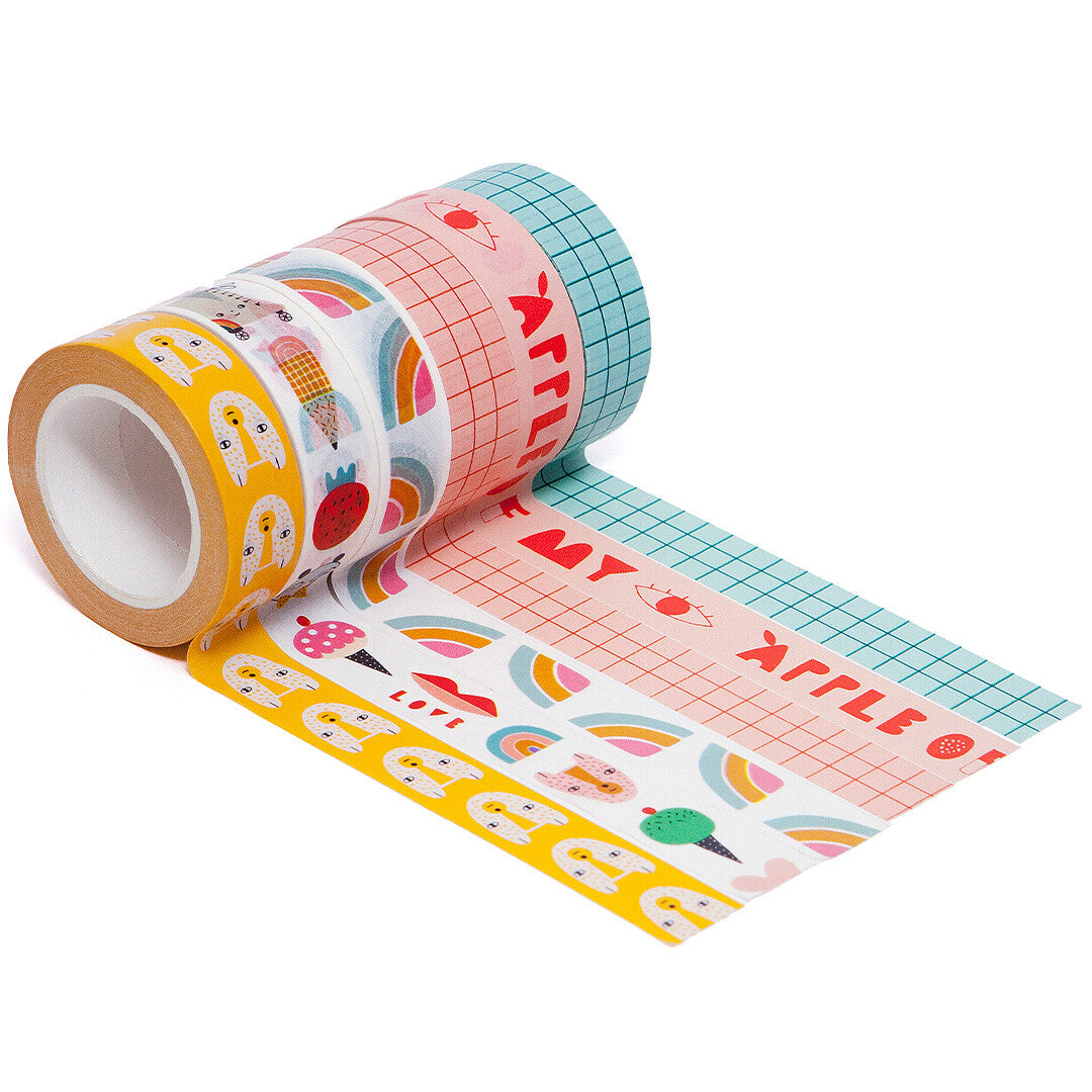 Zes rollen washi tape met 'Apple of my Eye' thema, deels afgerold om de figuren, geometrische patronen en regenbogen te tonen.