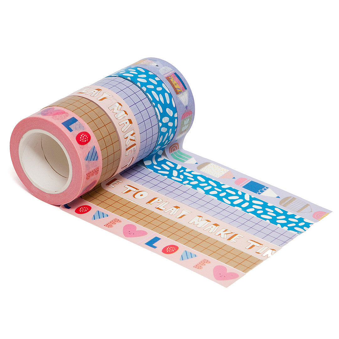 Een uitgerolde rol washi tape met diverse kleurrijke patronen zoals stippen, harten en tekst.