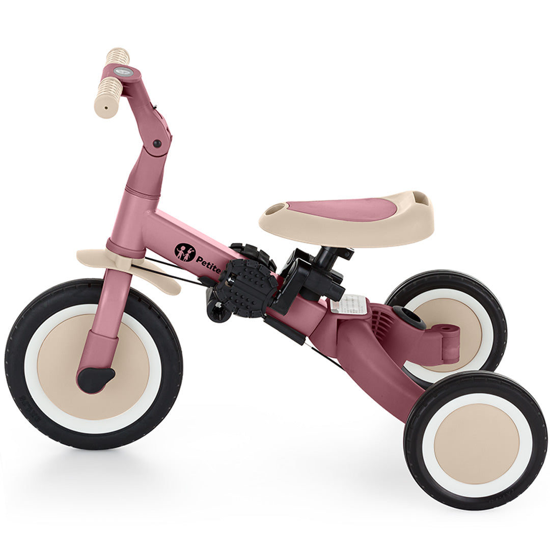 Petite&Mars 5-in-1 kinderfiets in dusty rose kleur, ingesteld als driewieler met veiligheidsbeugel en pedalen.