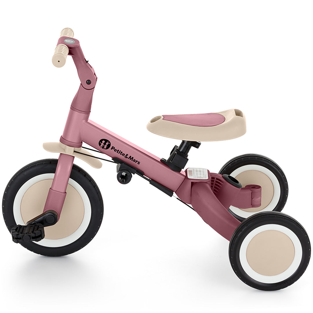 Petite&Mars 5-in-1 kinderfiets in dusty rose kleur, ingesteld als driewieler met pedalen.