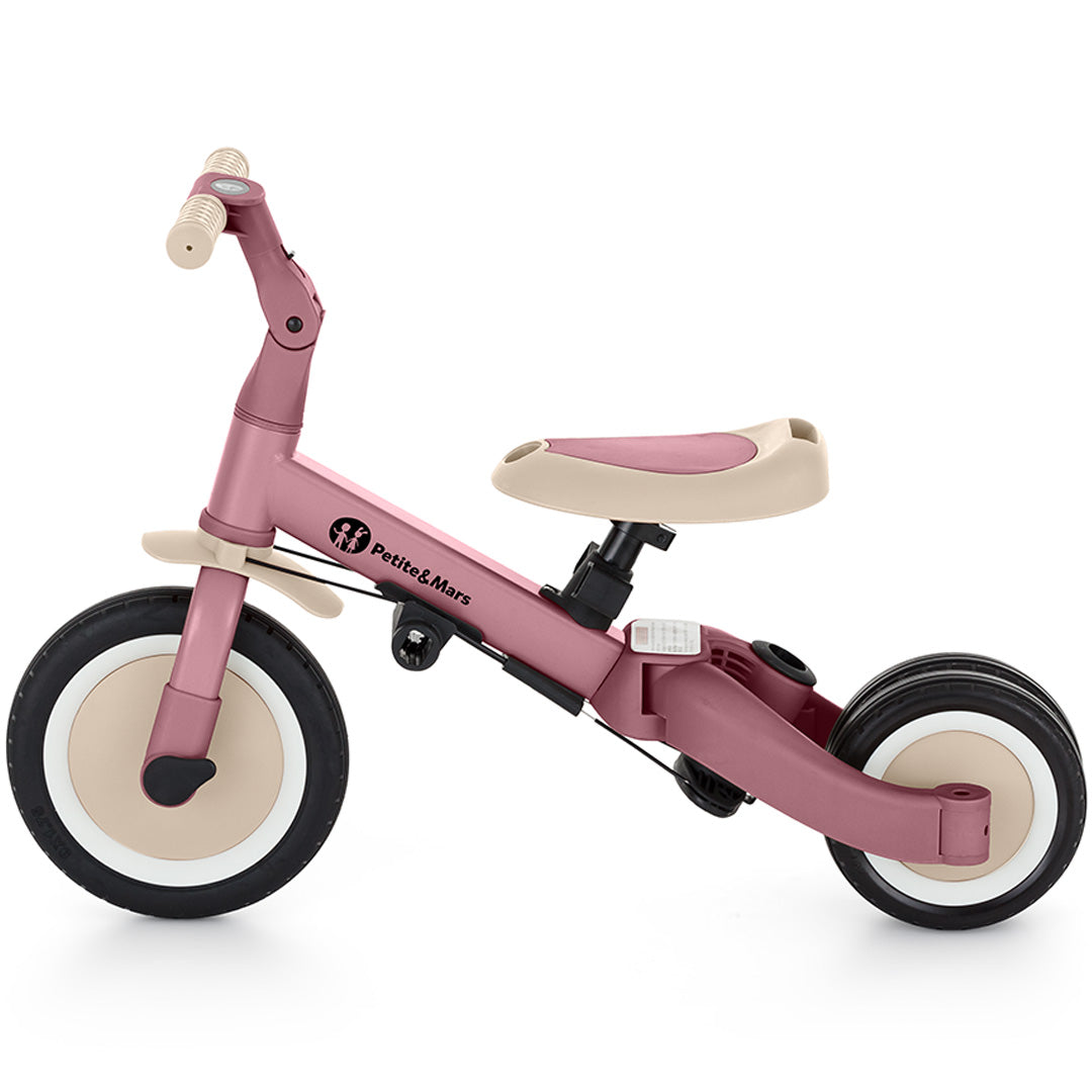 Petite&Mars 5-in-1 kinderfiets in dusty rose kleur, ingesteld als loopfiets met dubbele achterwielen.