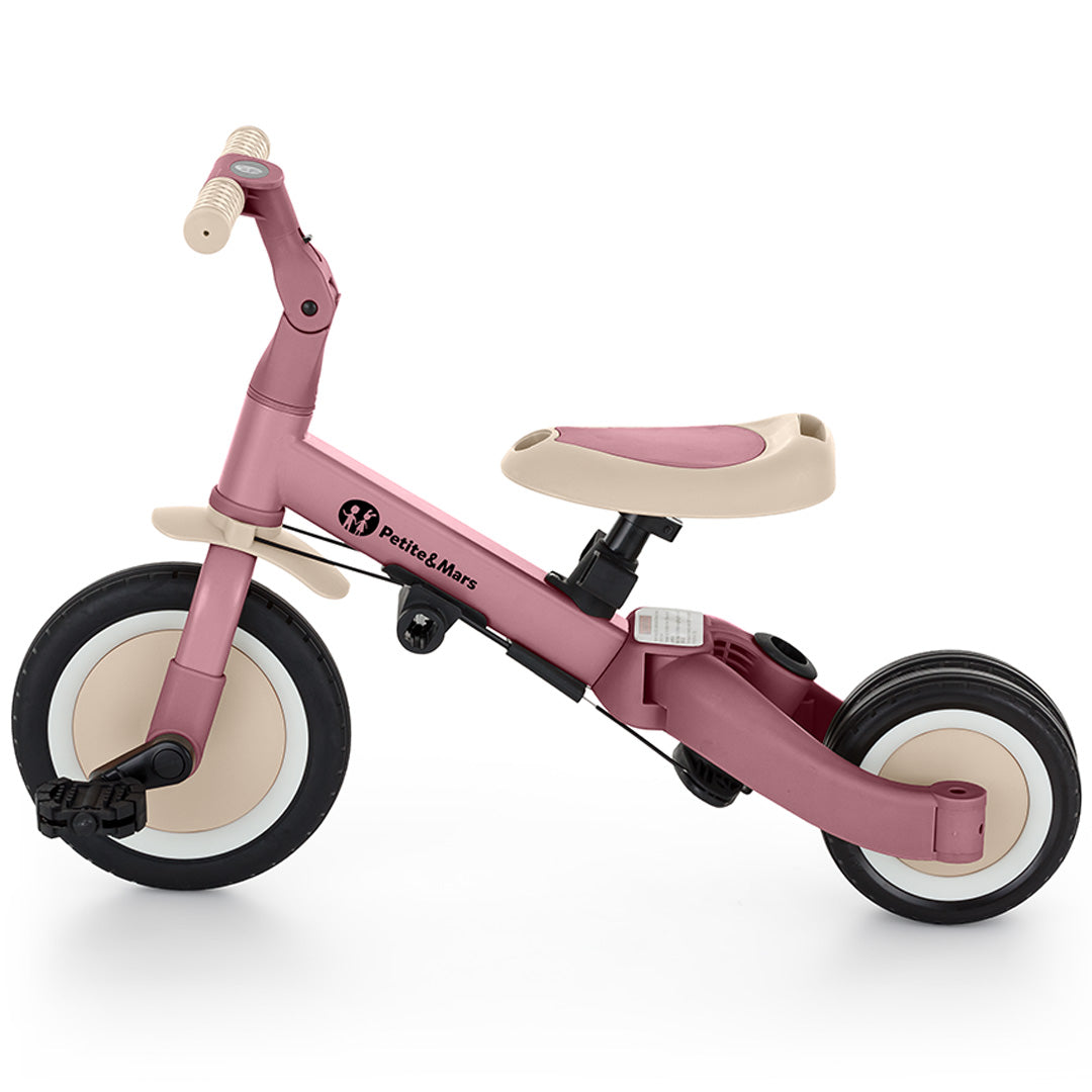 Petite&Mars 5-in-1 kinderfiets in dusty rose kleur, ingesteld als trapfiets met dubbele achterwielen.