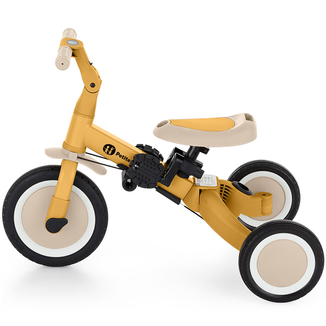 Petite&Mars 5-in-1 kinderfiets in intense ochre als driewieler met pedalen, van de zijkant.