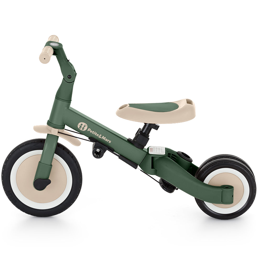 De groene Petite&Mars 5-in-1 kinderfiets in loopfietsstand zonder pedalen.