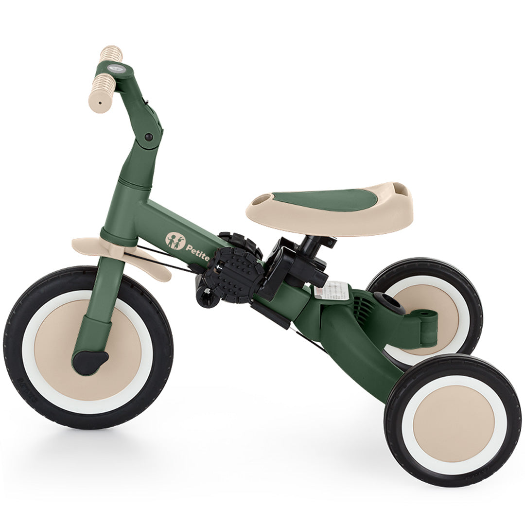 De groene Petite&Mars 5-in-1 kinderfiets in driewielerstand zonder pedalen.