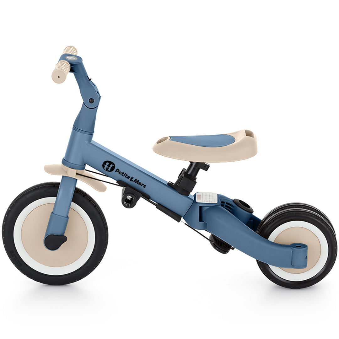 Petite&Mars 5-in-1 kinderfiets als loopfiets met twee wielen, in blauw en beige.