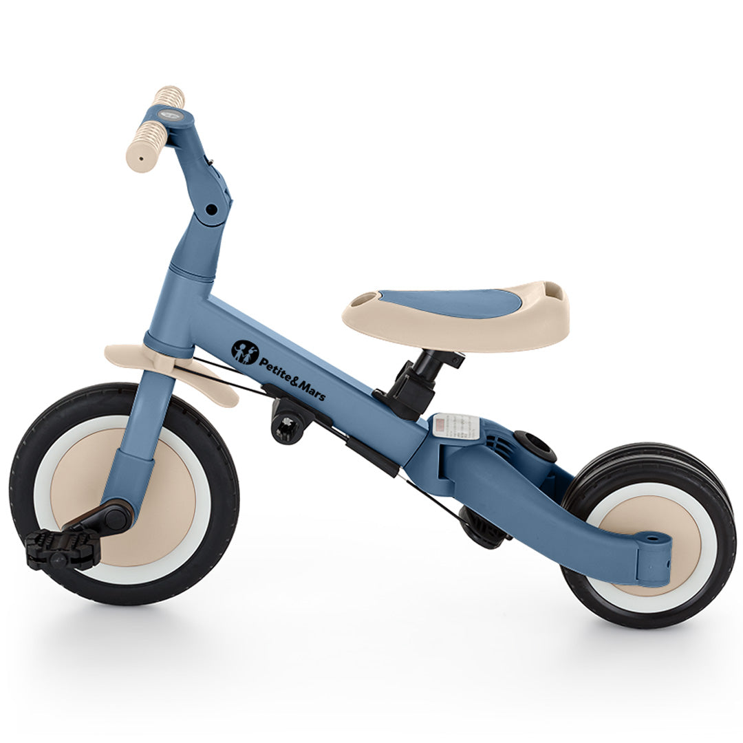 Petite&Mars 5-in-1 kinderfiets als tweewieler met pedalen, in blauw en beige.