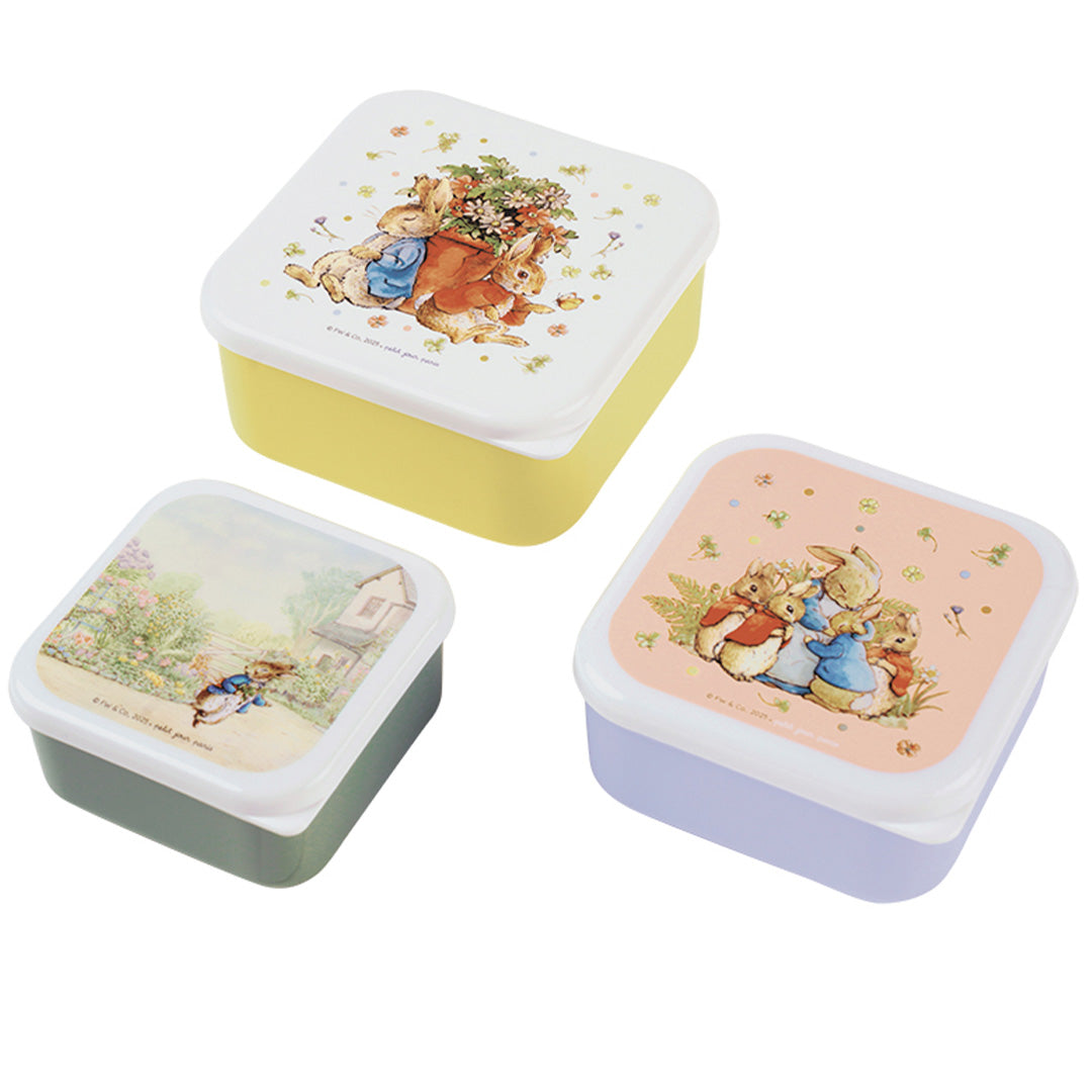 Drie petit jour Pieter Konijn snackdoosjes met pastelkleurige onderkanten en verschillende illustraties van konijnen.
