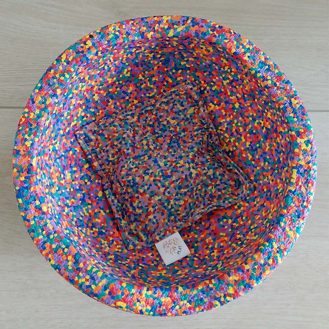 Pit & Play pittenzakje met veelkleurig confetti patroon in een bijpassende ronde kom, van bovenaf gezien.