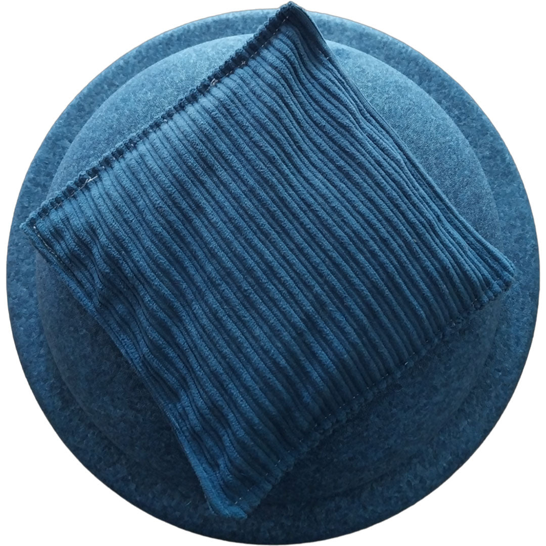 pit and play schemerblauw corduroy pittenzakje van bovenaf gezien, liggend op twee ronde blauwe objecten.