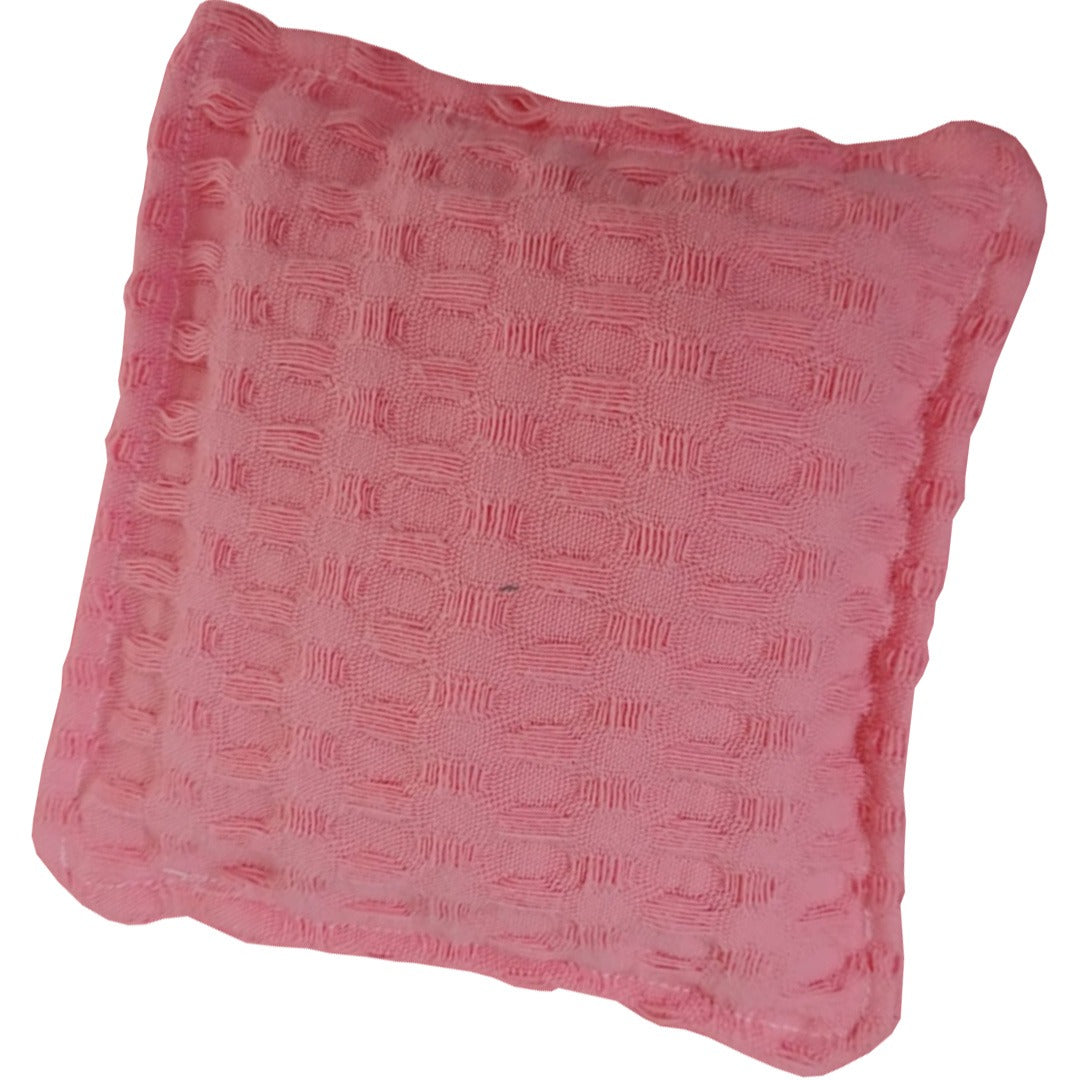 Schuin bovenaanzicht van een pastelroze pit and play pittenzakje met textuur.