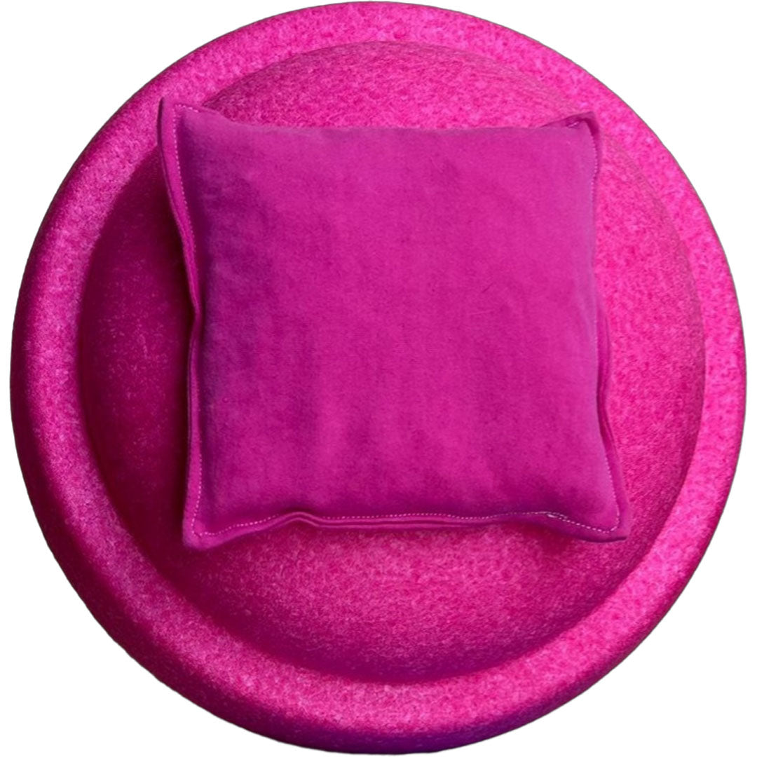 Pit and play roze pittenzakje van bovenaf gezien op een roze ondergrond.