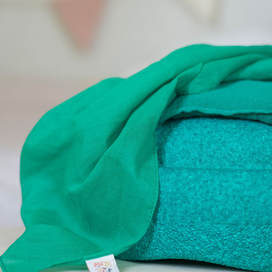 Detail van een groen pit and play pittenzakje met een groen doek en merklabel.
