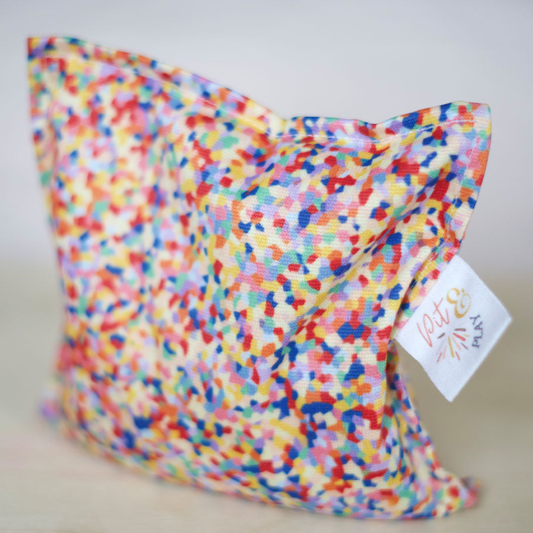 Pit & Play sensorisch pittenzakje met confetti patroon, liggend op een lichte ondergrond.