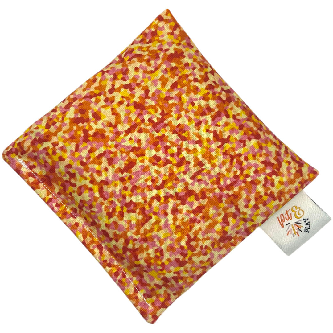 Pit & Play pittenzakje met veelkleurig puntenpatroon.