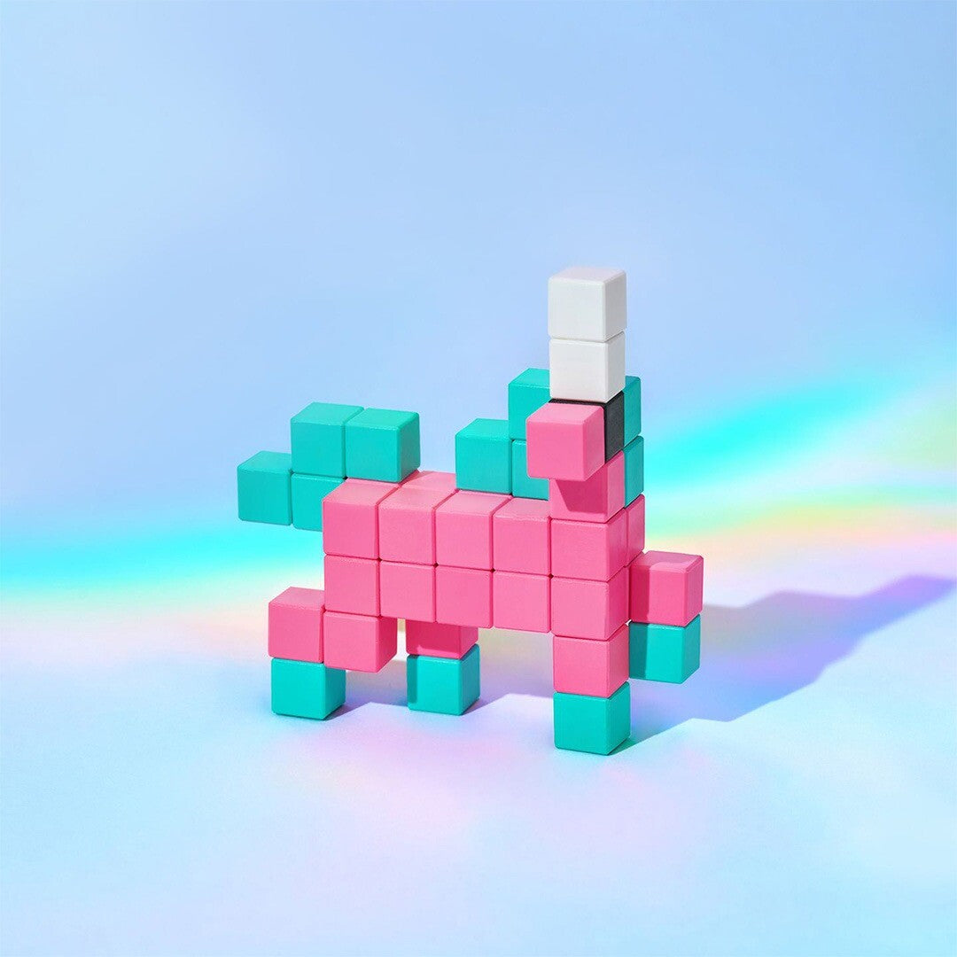 Een eenhoorn figuur gemaakt van roze en turquoise Pixio magnetische bouwblokjes.