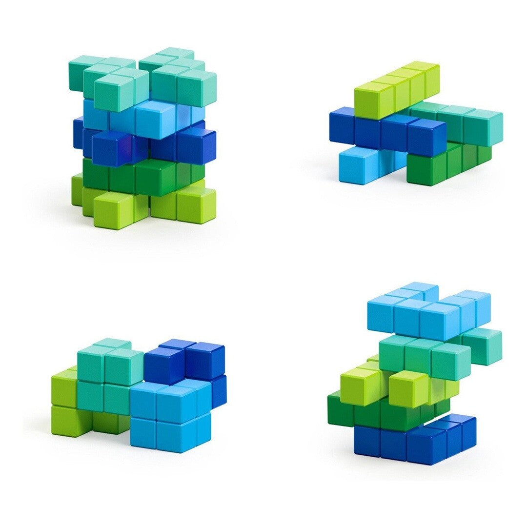 Vier verschillende abstracte bouwwerken gemaakt van de blauwe en groene Pixio magnetische blokjes.