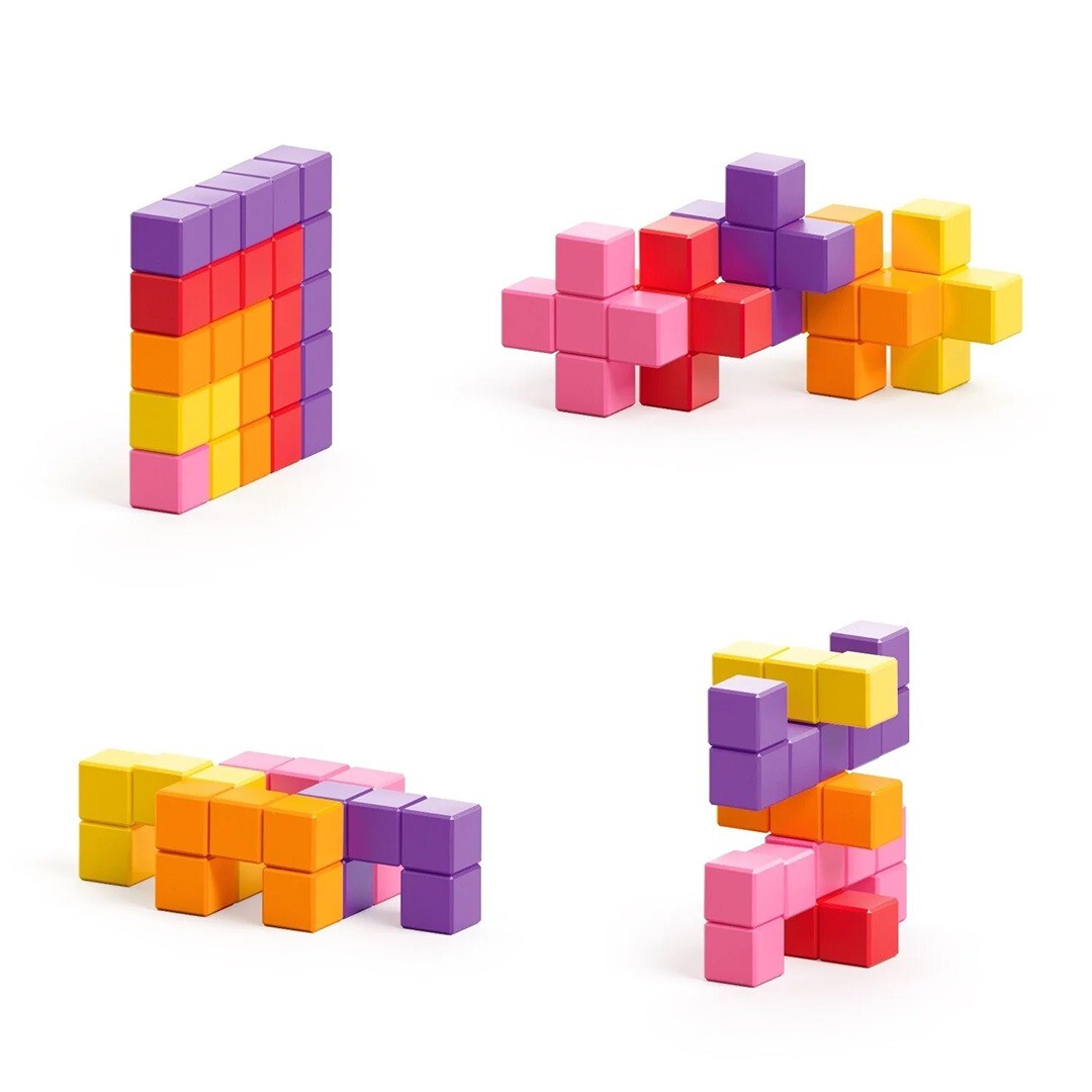 Vier verschillende abstracte figuren gemaakt van kleurrijke magnetische bouwblokken.