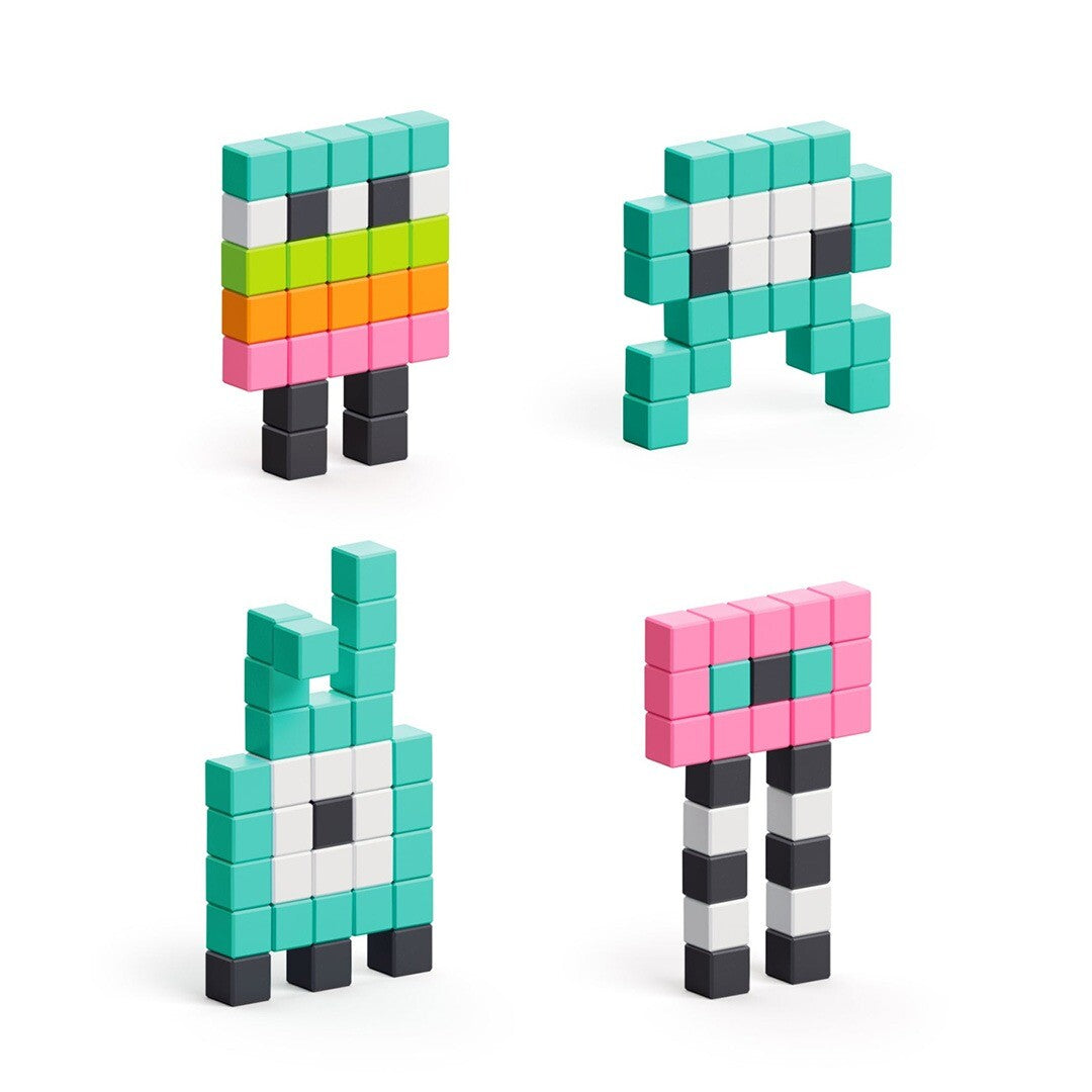 Vier verschillende kleurrijke pixelmonsters gemaakt van magnetische bouwblokjes op een witte achtergrond.