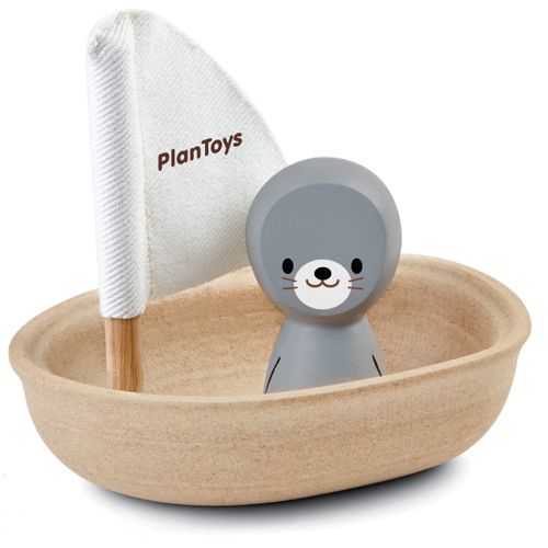 Plan Toys badspeelgoed zeilbootje met een zeehondje erin op een witte achtergrond.