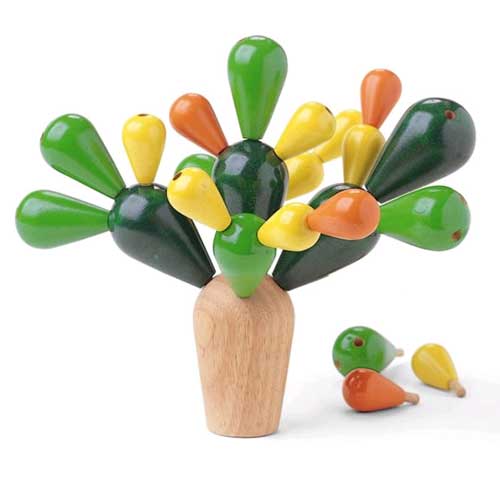 Plan Toys houten balanceerspel cactus met groene, gele en oranje onderdelen op een witte achtergrond.