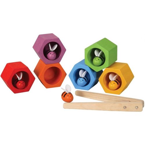 Plan Toys houten sorteerspel met veelkleurige bijenkorven, bijtjes en een houten tang.