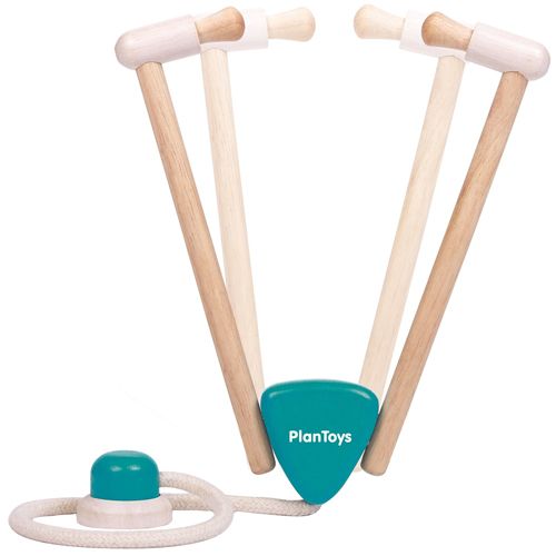 Detail van de houten stethoscoop uit de Plan Toys dokterspeelset met teal borststuk.