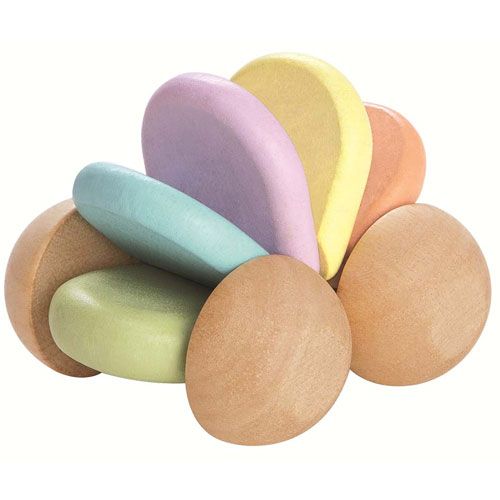 Plan Toys houten babyautootje met pastelkleurige houten blokken, schuin van bovenaf gefotografeerd.