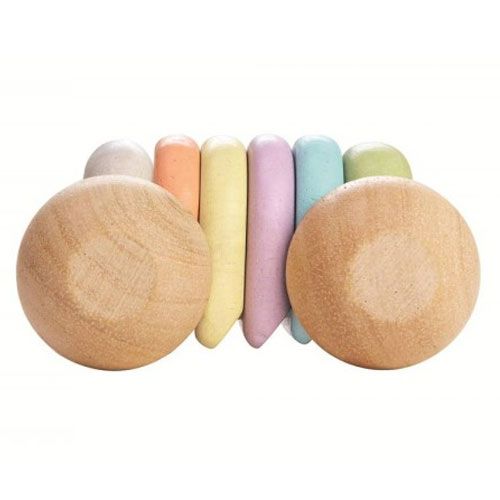 Plan Toys houten babyautootje met pastelkleurige houten blokken, van voren gefotografeerd.