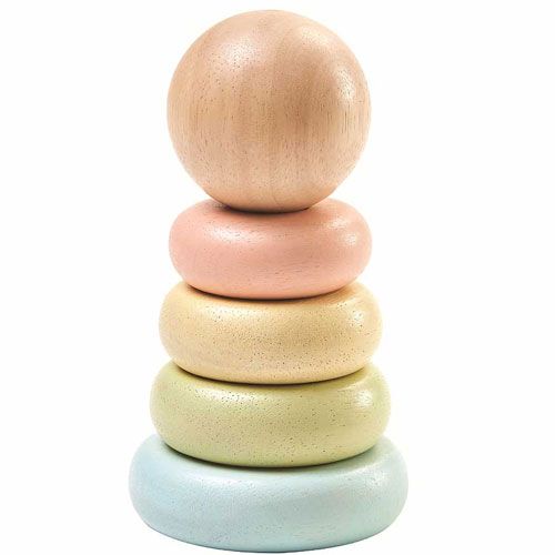 Plan Toys houten stapeltoren met pastelkleurige ringen en een houten bal.