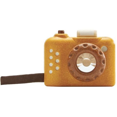 De voorkant van de Plan Toys houten kaleidoscoop camera in geel met bruine lens.