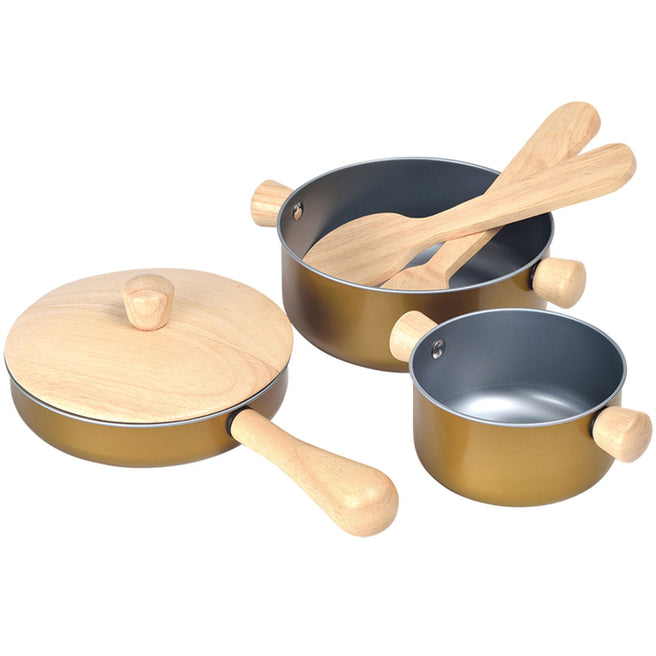 Plan Toys kinderpannenset met gouden koekenpan, twee potten en twee houten spatels.