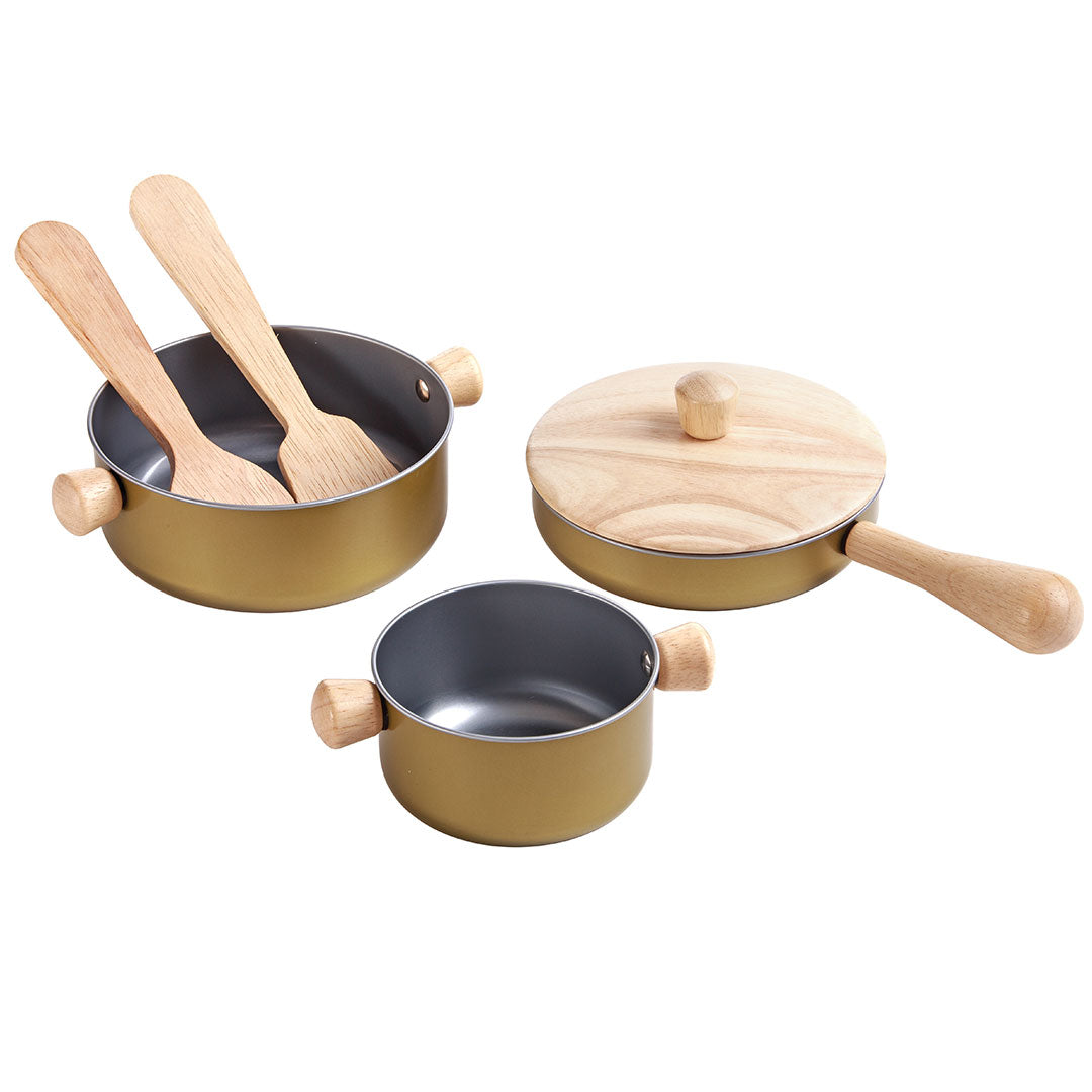 Plan Toys kinderpannenset met een gouden pot met spatels, een koekenpan met houten deksel en een kleine pot.