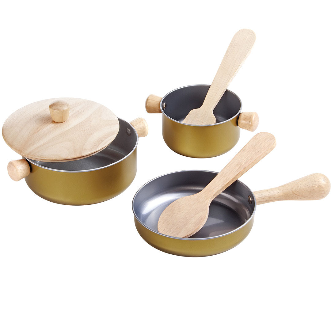 Plan Toys kinderpannenset met een gouden pot met deksel, een kleine pot en een koekenpan met houten spatel.
