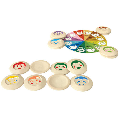 Plan Toys houten memoriespel met diverse emotie-schijven en een kleurrijk bord met gezichtsuitdrukkingen.