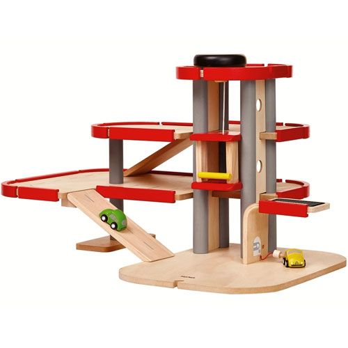 Plan Toys houten parkeergarage met een groen autootje op de helling en een geel autootje beneden.