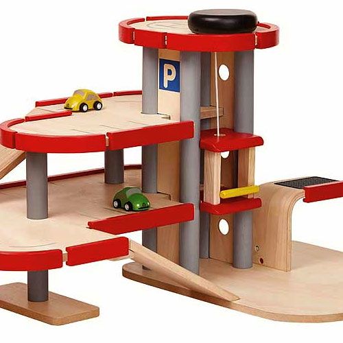 Detail van de Plan Toys houten parkeergarage met een geel en een groen autootje op de bovenste verdiepingen.