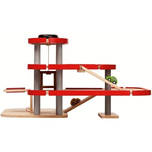 Zijaanzicht van de Plan Toys houten parkeergarage met twee autootjes op de hellingen.