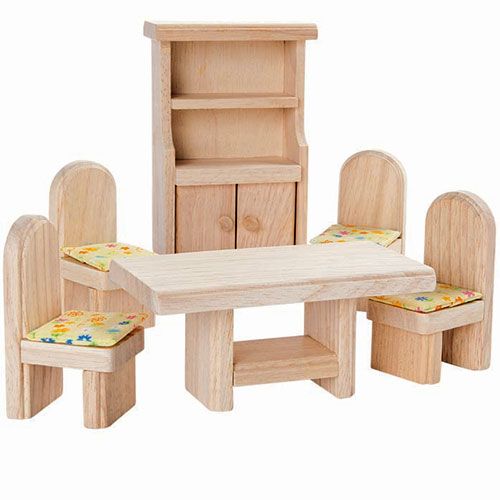 Plan Toys houten poppenhuis eetkamerset met tafel, vier stoelen met bloemige kussens en een kast.