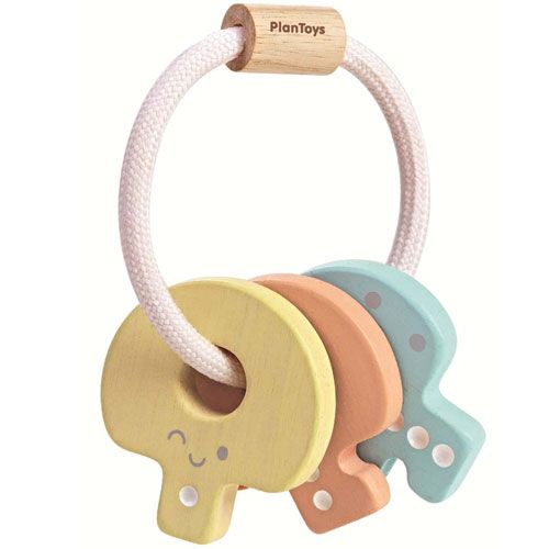 Plan Toys babyspeelgoed sleutelrammelaar met drie pastelkleurige houten sleutels aan een stoffen ring.