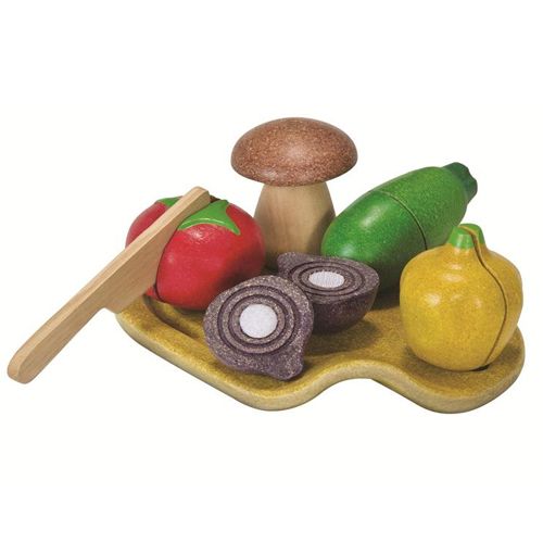Plan Toys houten speelsnijset groente met een snijplank, mes, tomaat, champignon, courgette en ui.