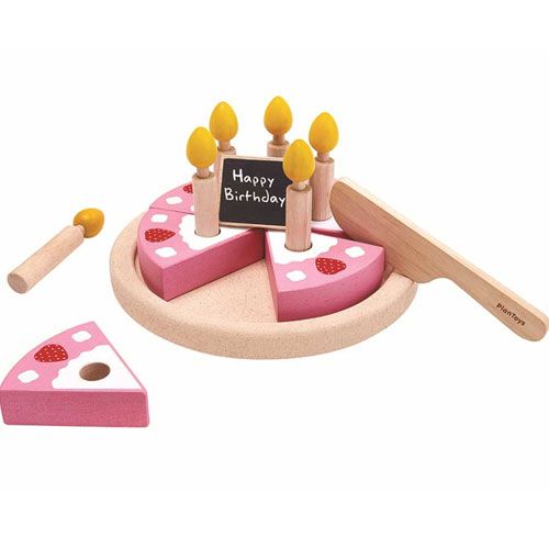 PlanToys houten verjaardagstaart met roze glazuur, kaarsjes, een mes en een los stuk taart.