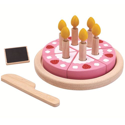 PlanToys houten verjaardagstaart met roze glazuur, zes kaarsjes, een mes en een klein schoolbordje.