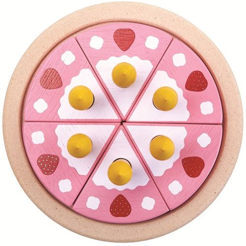 Bovenaanzicht van de PlanToys houten verjaardagstaart met roze glazuur, aardbeien en zes gele kaarsjes.