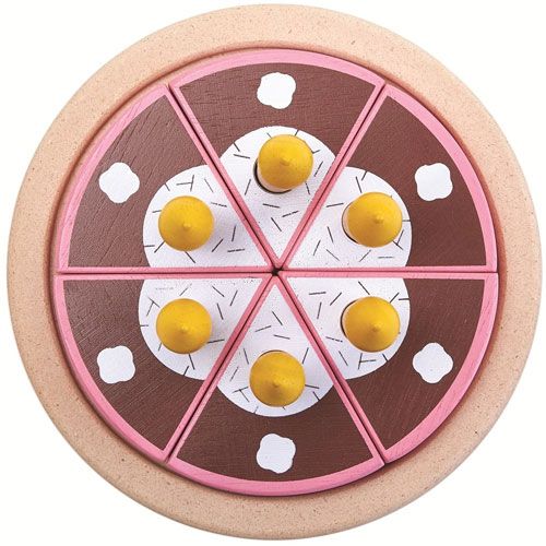 Bovenaanzicht van de PlanToys houten verjaardagstaart met bruin glazuur, witte spikkels en zes gele kaarsjes.