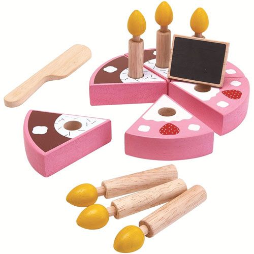 PlanToys houten verjaardagstaart met afwisselend roze en bruine stukken, kaarsjes, een mes en een schoolbordje.