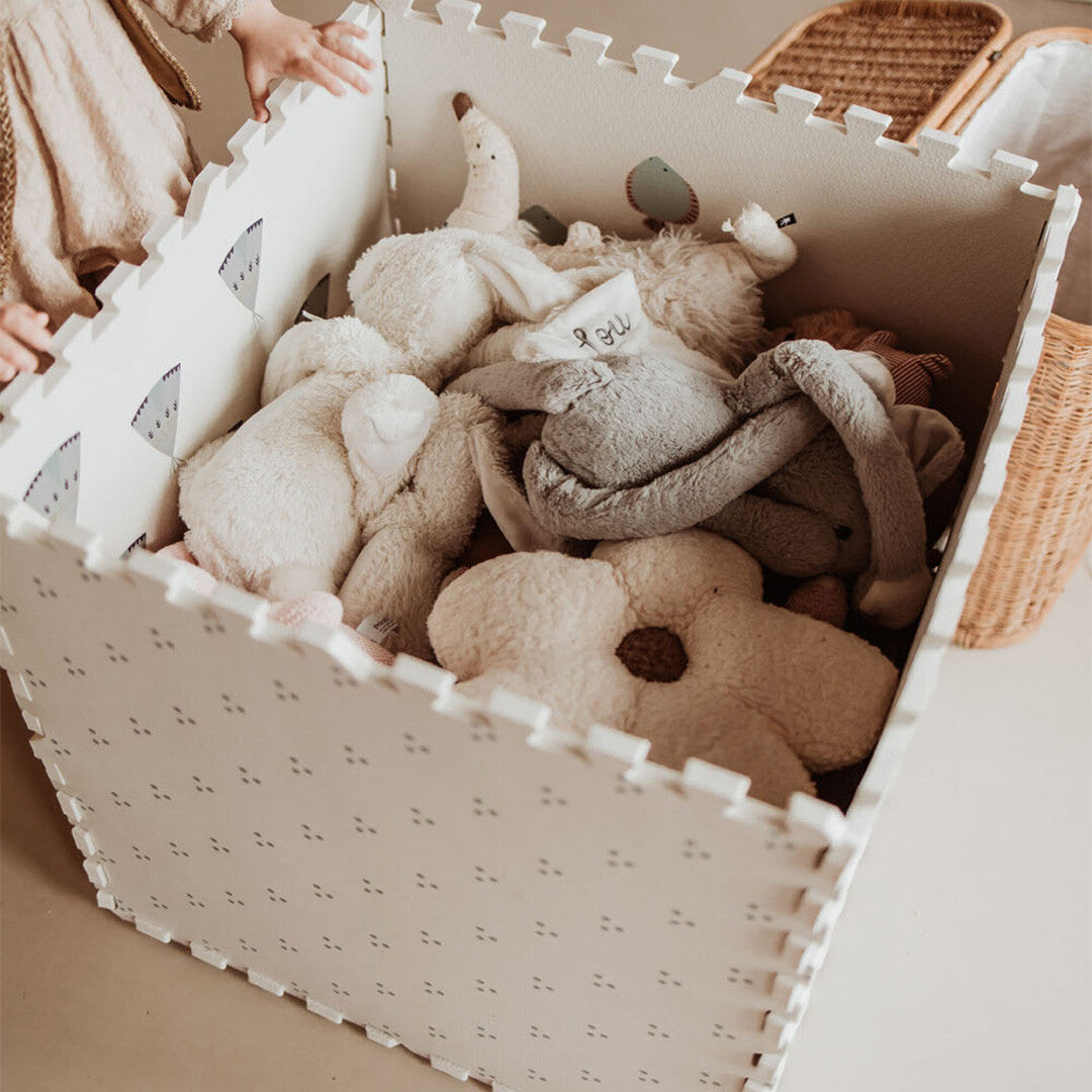 De play&go foam speelmat is opgebouwd als een opbergbox gevuld met knuffels.